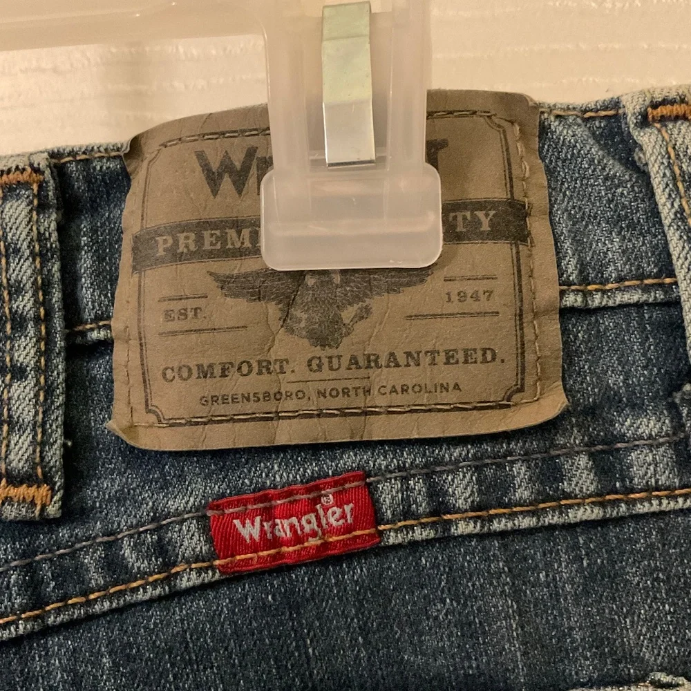 Wrangler men’s jeans 34 x 30 medium wash relaxed straight classic denim